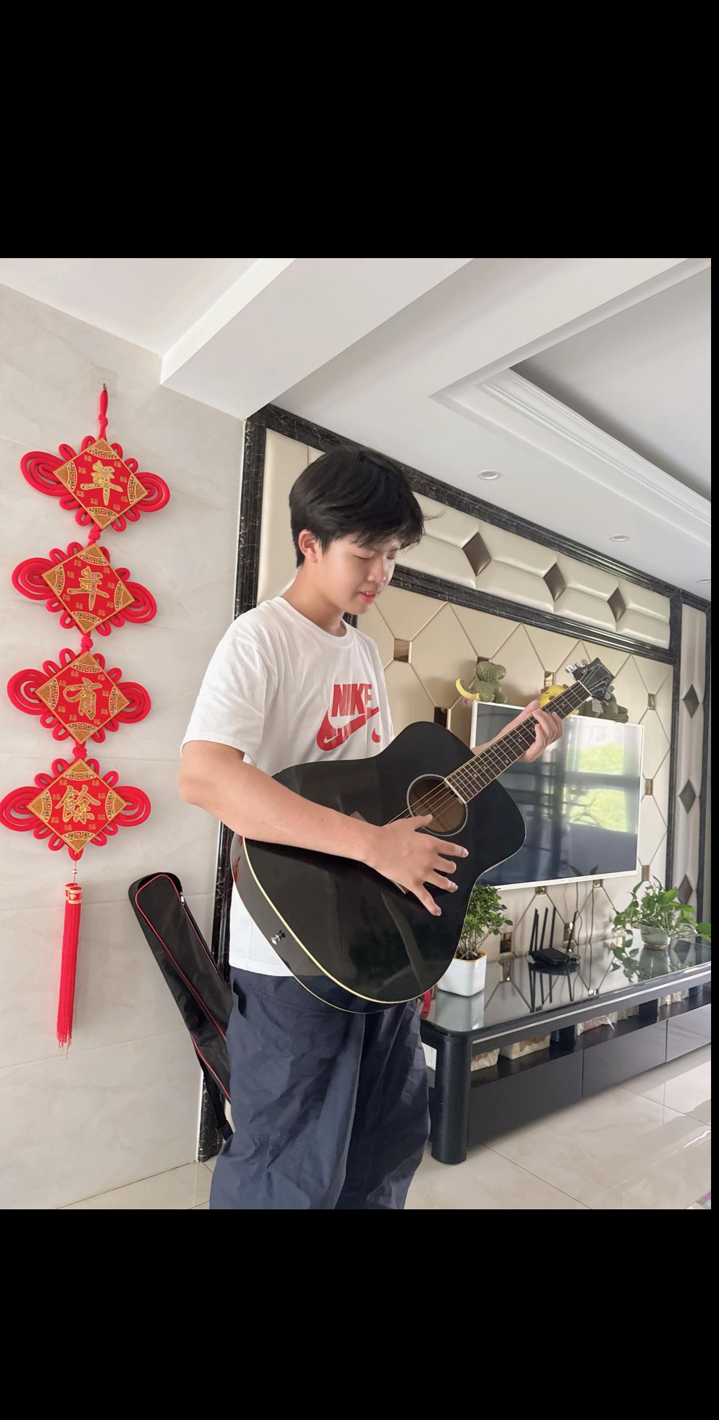 后来我当上了妈妈 我站在母亲的角度审视着我的孩子也审视着当初的自己 我...