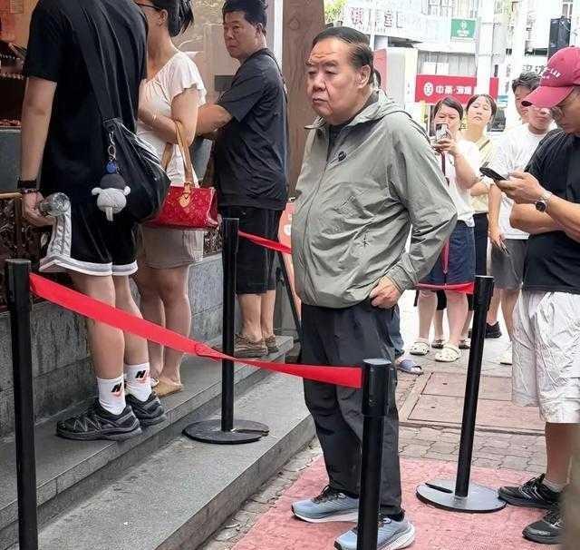 老牌影帝郑则仕回乡，排队买卤鹅毫无明星架子
75岁郑则仕现身汕头街头排队买卤鹅，