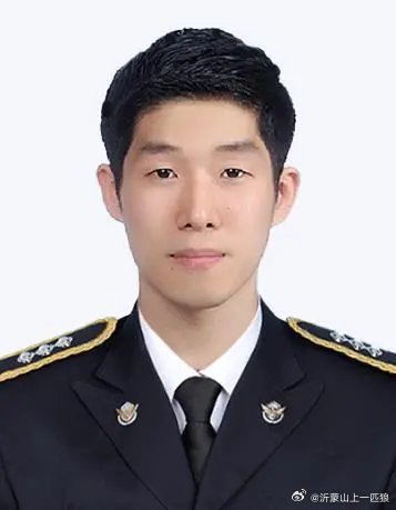 【韩国34岁海警为救中国老人不幸遇难，获救老人在海边捕捞贝壳时因涨潮被困滩涂，海