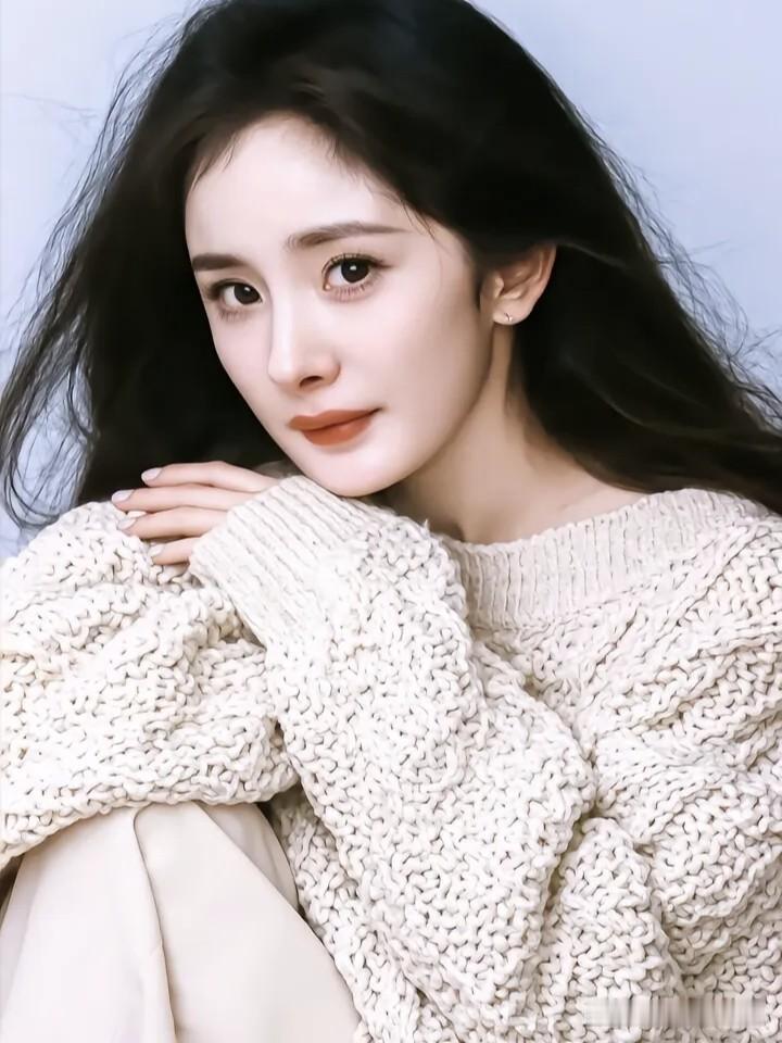 杨幂：眼里有光，心里有火。从青涩到从容，她用实力撕掉标签，以清醒活成自己的女王。