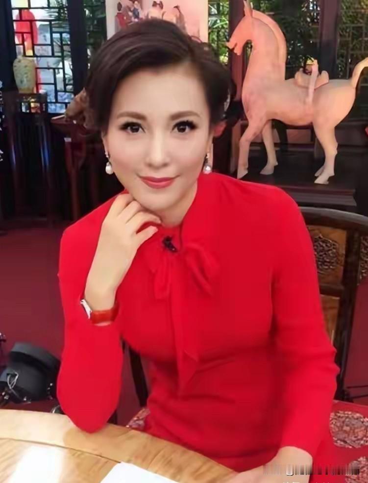 这一位女主持人长相比董卿漂亮，气质不输郑子可，年轻的时候是貌美，现在是气质之美，