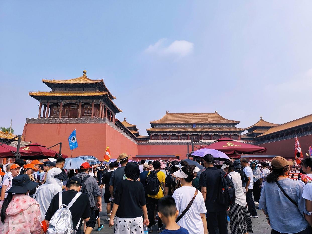 五一前夕，中国社会出现了一个现象，挺让人意外的。

这个现象，就是大批的老师用千