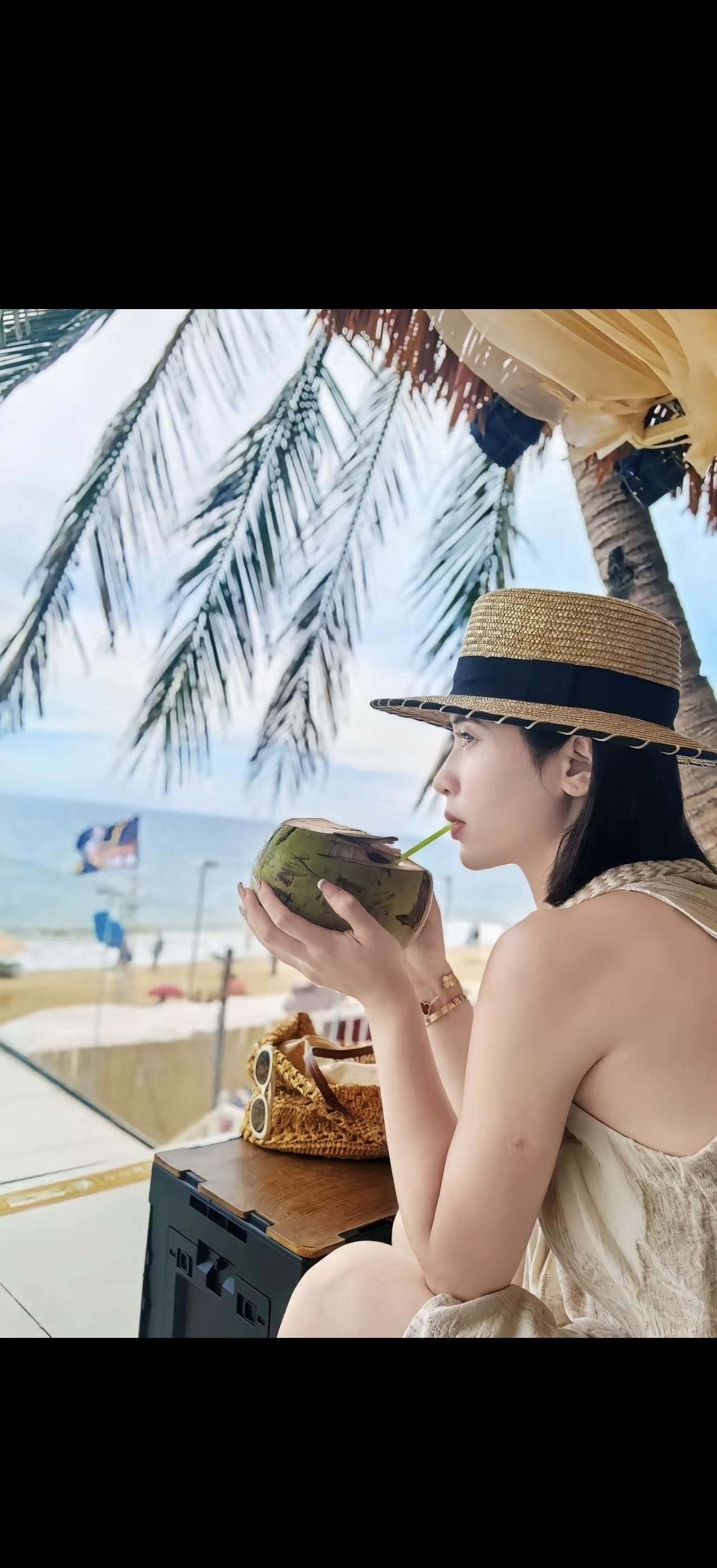 椰风拂面来，海浪伴人归。