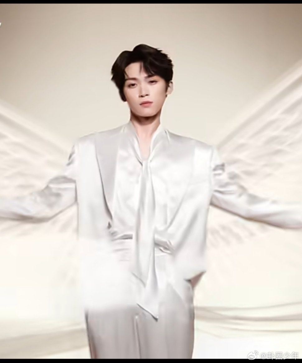 梓渝缎面西装梓渝白色缎面西装梓渝这身白色缎面西装，温柔与贵气并存，太绝了。 