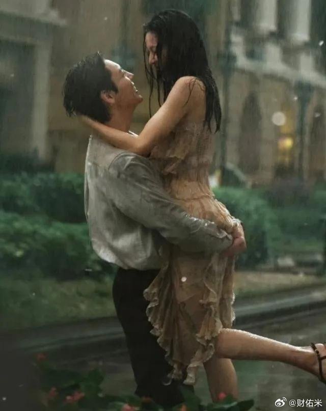 钟楚曦和陈伟霆是真吻啊，满屏幕的荷尔蒙！ 
