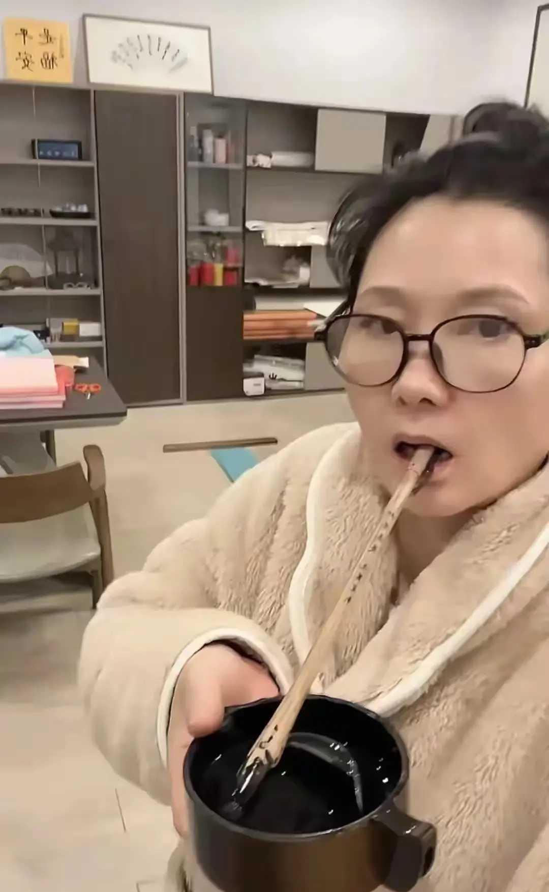 那些赞美“优雅永不过时”的人，我来泼点冷水。62岁的国家一级演员，穿着睡衣跪在地