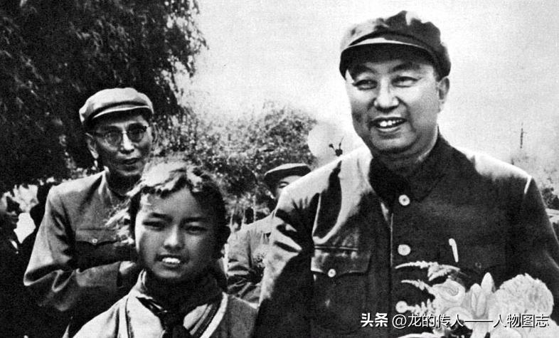 华国锋率领中央代表团，参加西藏自治区成立10周年庆祝活动，1975年9月5日乘专