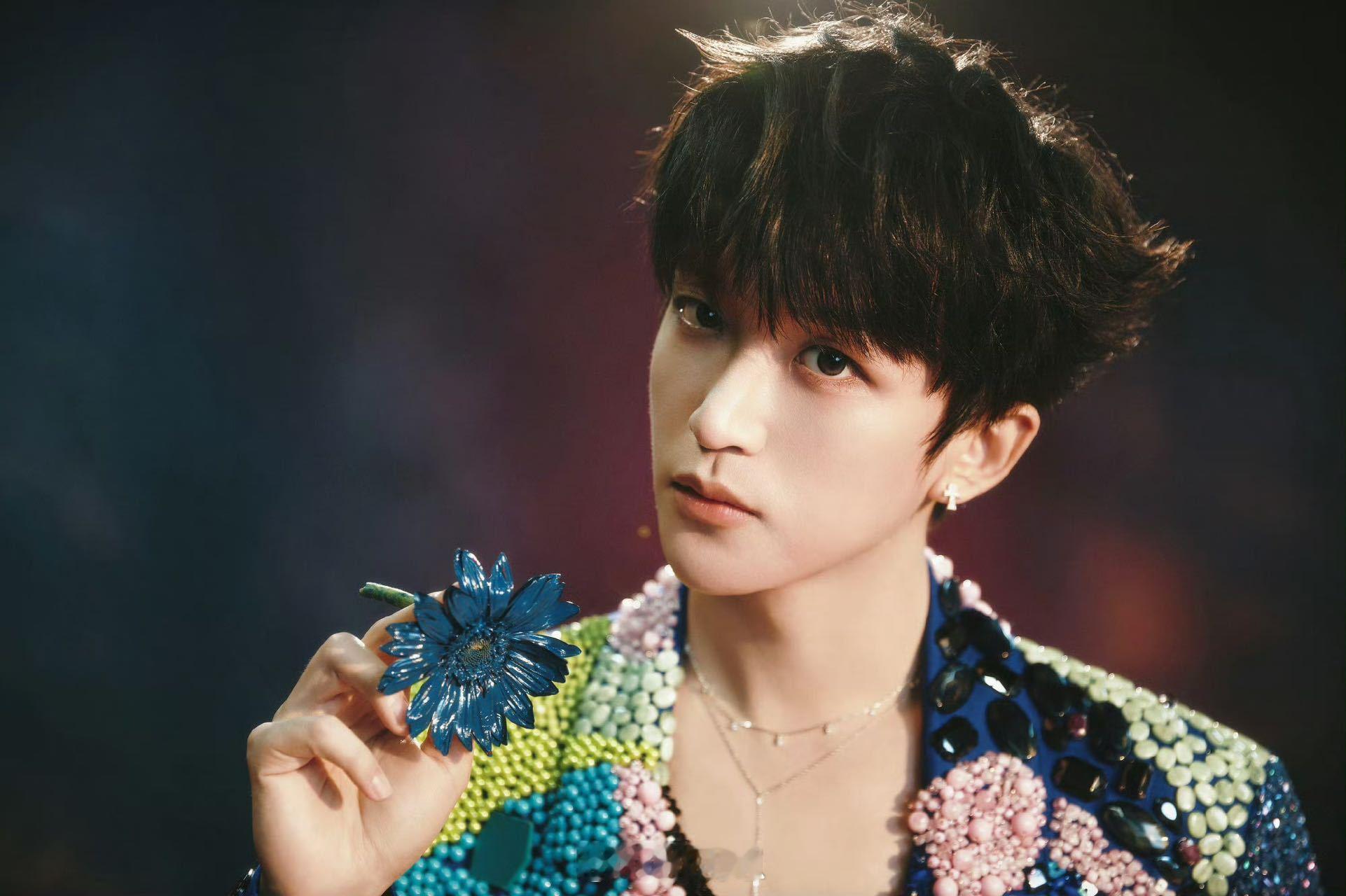  黄子弘凡弹电吉他帅炸了！演唱会这段演奏绝了，编曲和演绎都在线，现场直接嗨翻，这