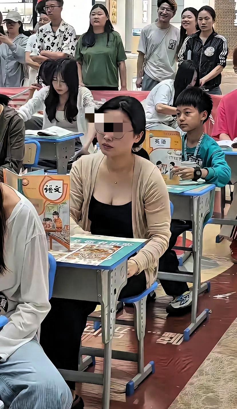 女子没想到，自己只是因为去参加了儿子的家长会，儿子没有成为焦点而自己反到成了这次