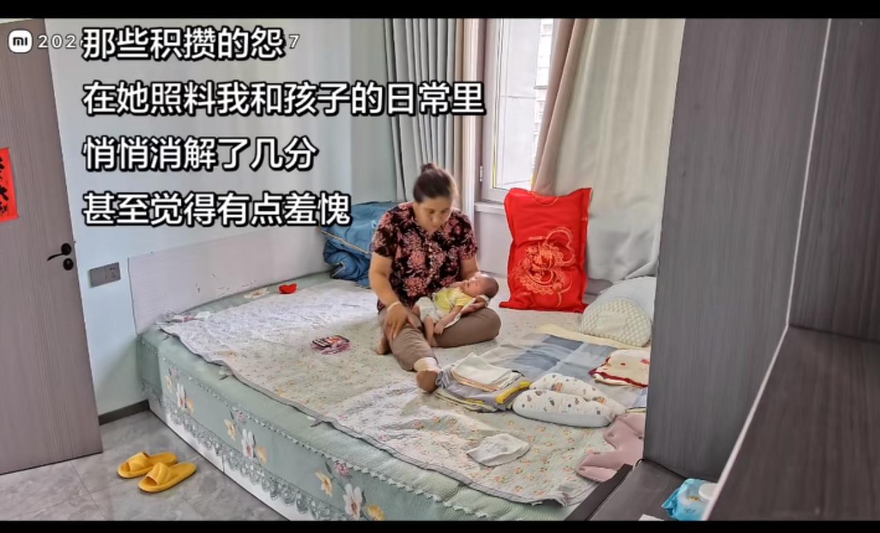 女子分享月子里自己的后妈来照顾自己的月子，看着后妈为自己和孩子忙前忙后，曾经的隔
