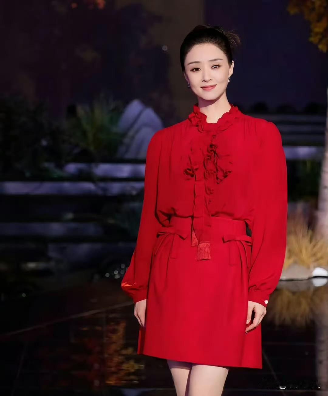 曾经被说“壮实”的蒋欣，现在瘦得也太绝了！中秋晚会上一亮相，清爽感直接拉满，高个