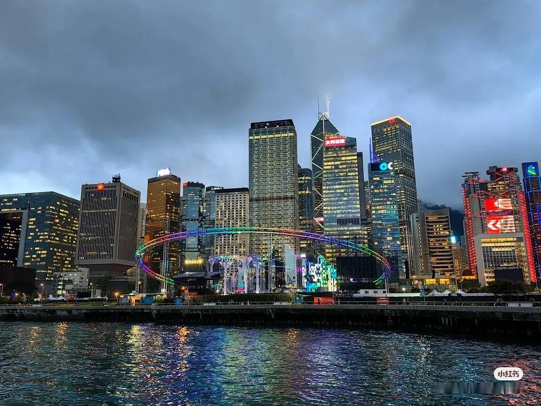 华晨宇香港演唱会的舞台，赛博火星环，感觉在高楼大厦间建起了异次元的世界，和维港也