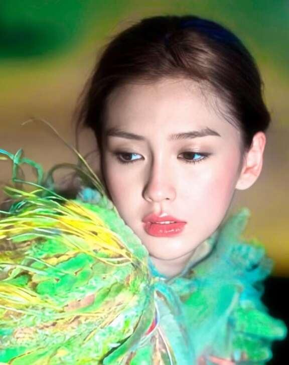 谁能拒绝Angelababy的天花板发际线！
杨颖 Angelbaby baby