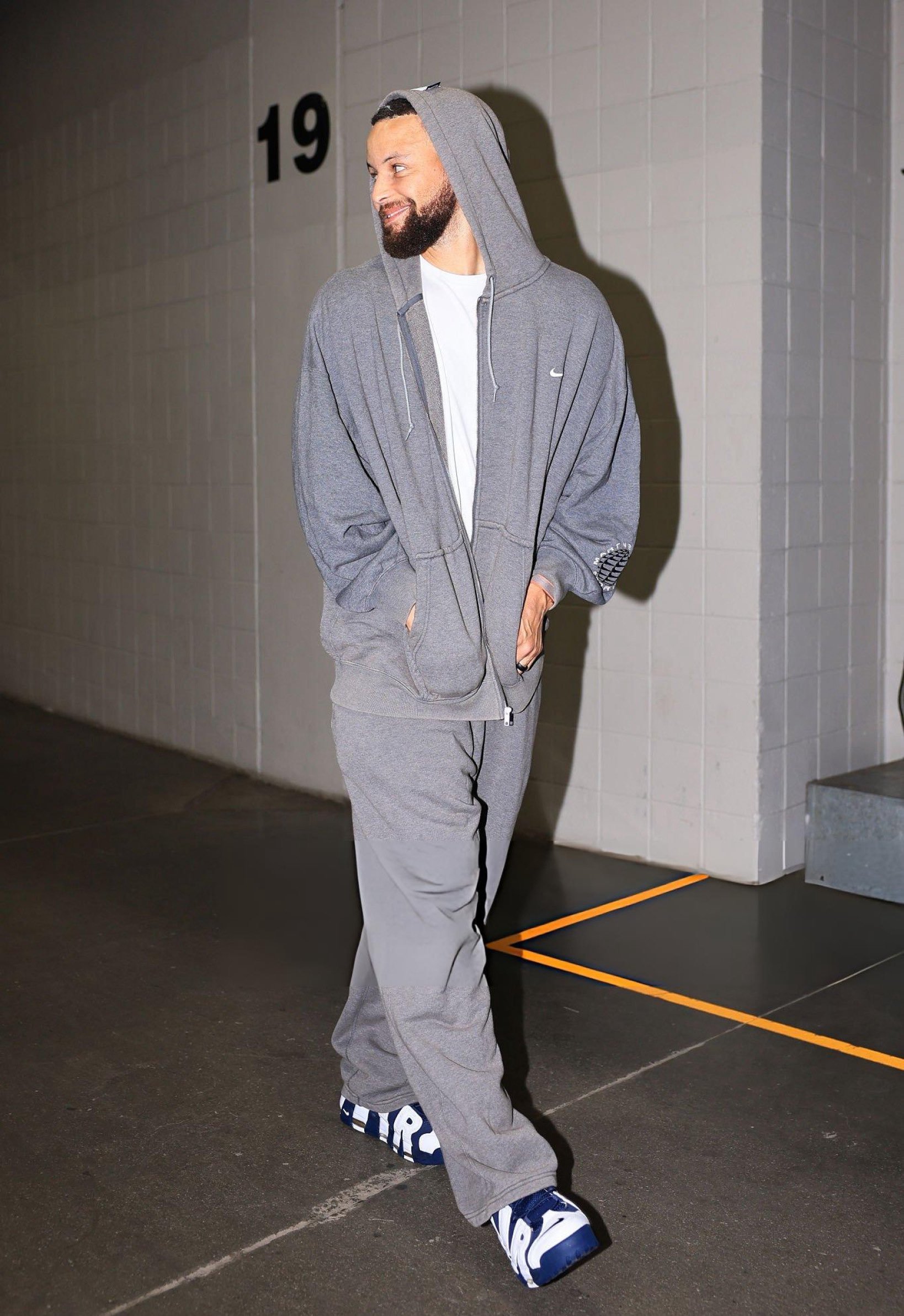 今日份的库里 勇士和老鹰比赛开始了 都谁在呢🙋 