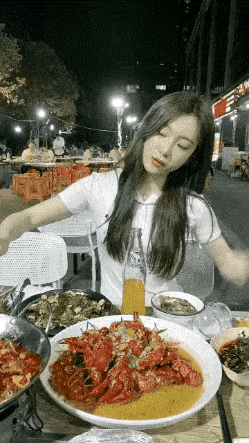 吃个烧烤用得了这么开心吗