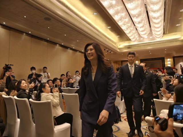大陆这边洪灾十分严重，人民生命财产损失很大，大陆军民奋勇救灾抗灾，抢救人民生命财