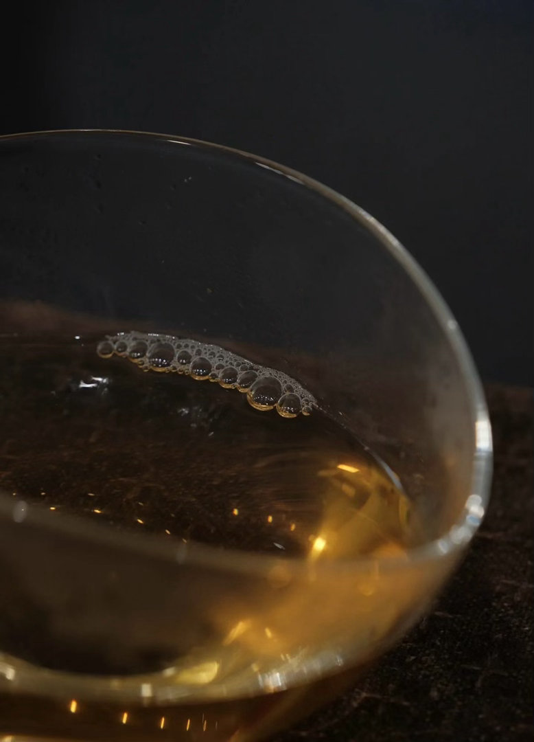 品茶赏器交友  茶性本淡，不艳、不躁、不张扬。沸水冲泡，褪去青涩，沉淀浮华，最后