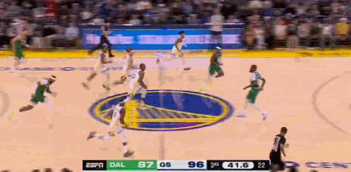 妙传！勇士内线还得看霍福德的！
在今天NBA圣诞大战勇士对阵独行侠的第三节比赛中