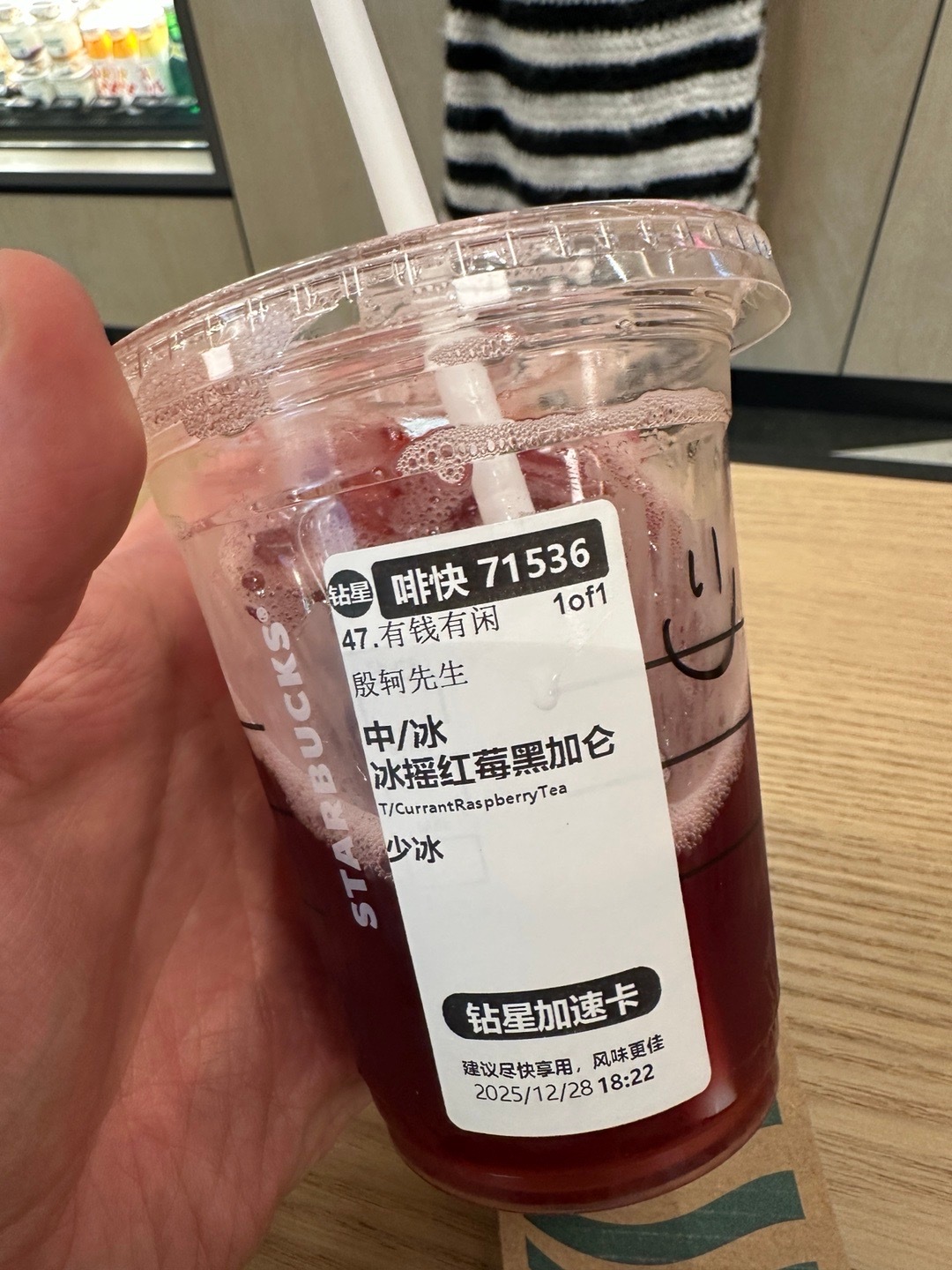 如果真的有钱有闲，就不会周日晚上还在机场等着飞回家然后喝着用经济舱硬生生坐出来的