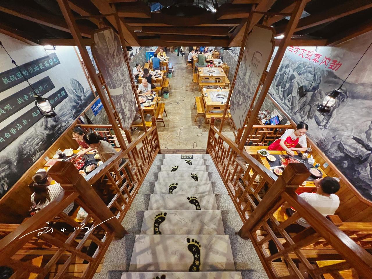 重庆老城区著名的“洞子火锅”，就餐环境很特别，游客吃完直说辣？

如果大家到重庆