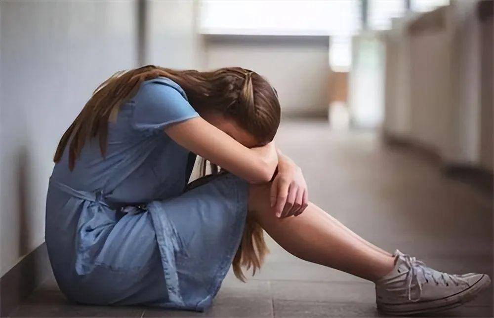 湖南岳阳，8岁女孩在电玩城玩耍时，被一60岁大爷以查看后背是否出汗为由，拖拽至没