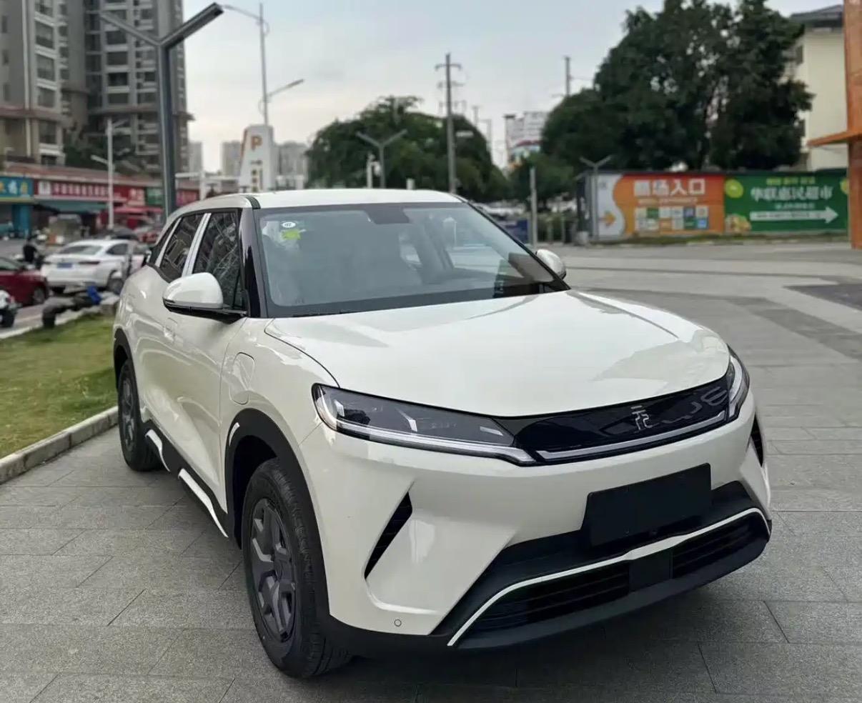 比亚迪元 UP 小巧灵动的车身，非常适配城市通勤场景。精致紧凑的 SUV 造型穿