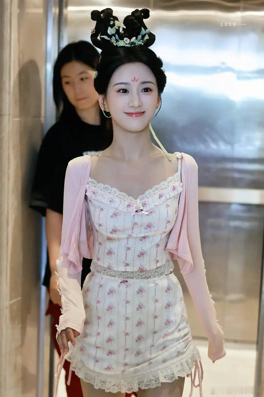 怎么感觉[衰][衰]包上恩小姐姐脖子怪怪的[单身狗][单身狗] ​​​