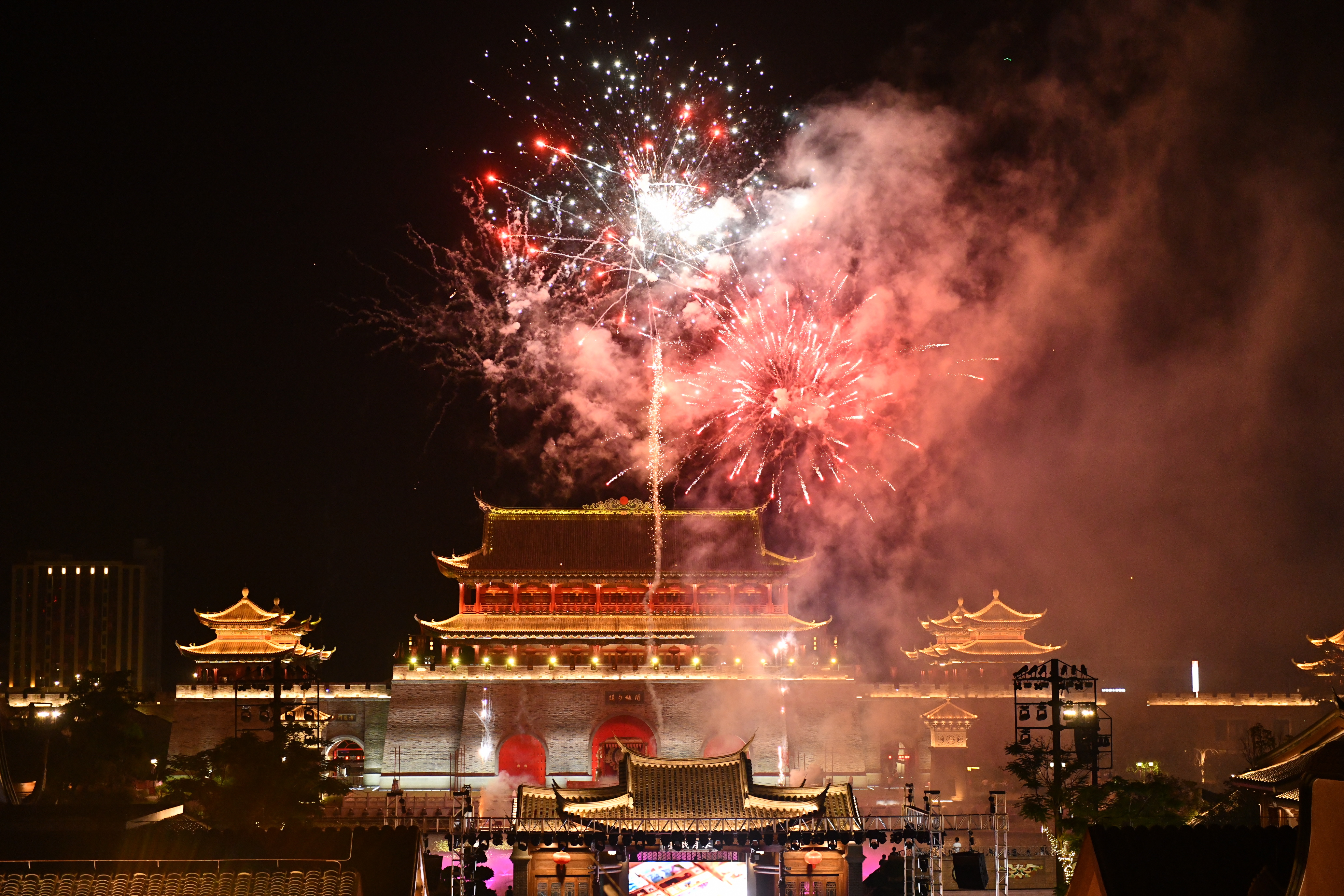 #来闽越水镇看仲夏烟火# 感觉穿越回千年前的闽越王朝的样子，这么美丽的地方，看着