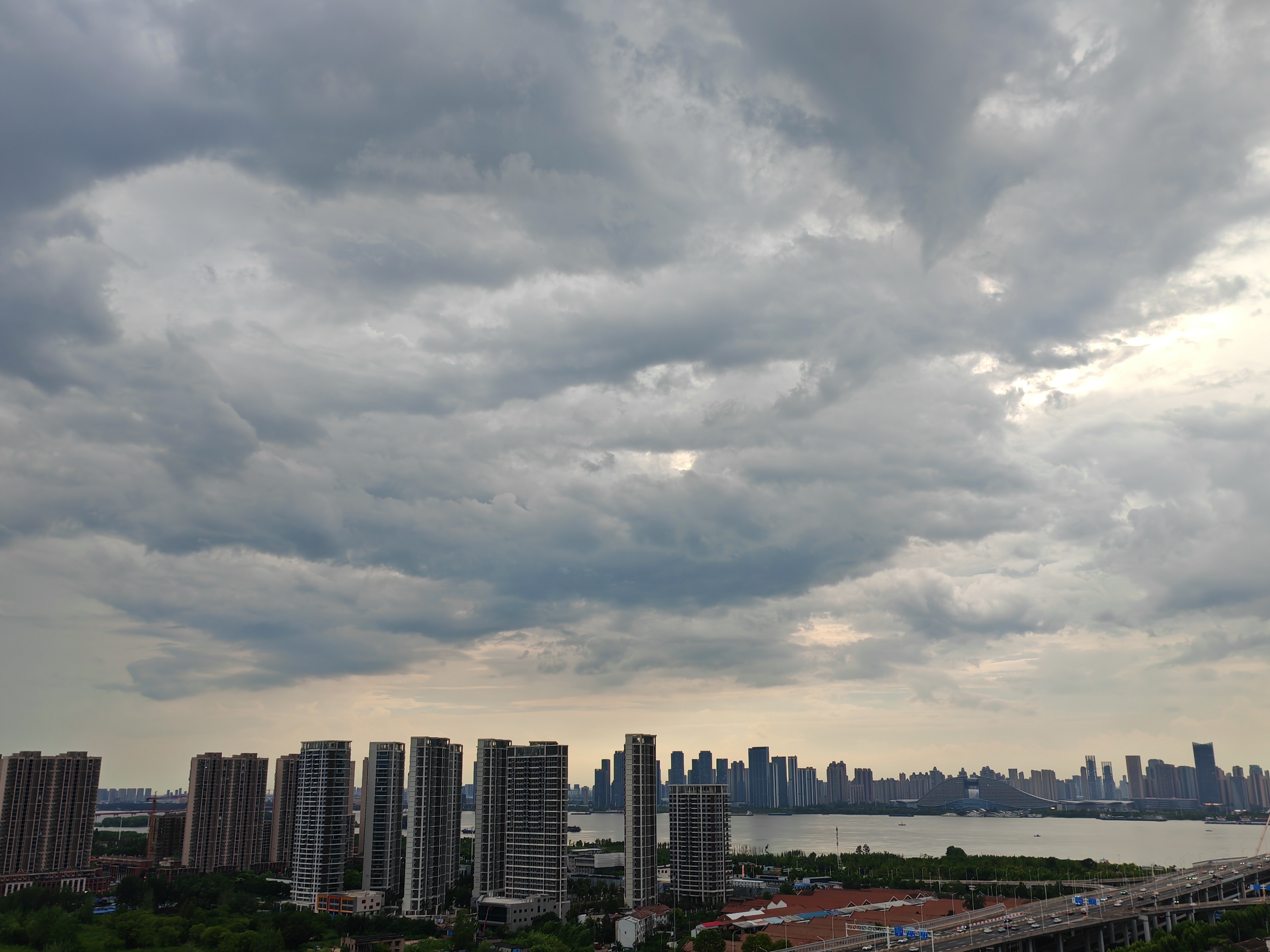 有看到这条大鱼吗。北冥有鱼，其名为鲲。鲲之大，（一锅炖不下）不知其几千里也；化而