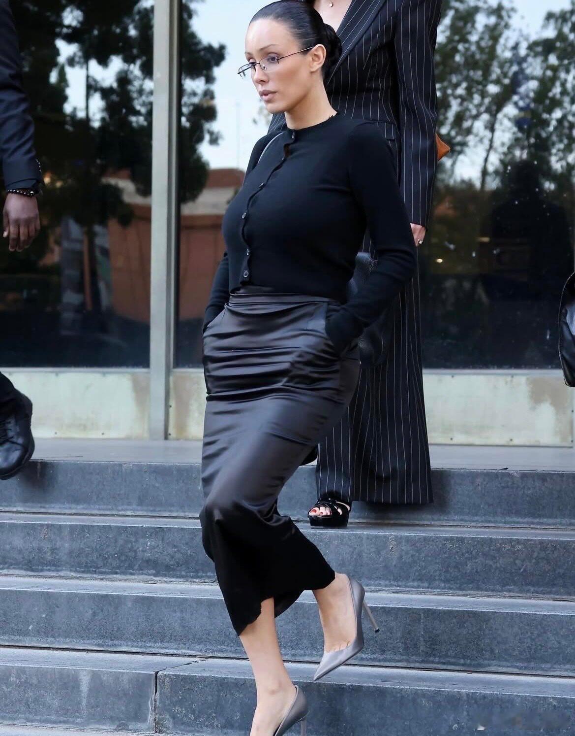 好好打扮的比安卡还是挺漂亮的，有种知性美。这两口子还挺尊重法庭，知道穿鞋和穿衣服