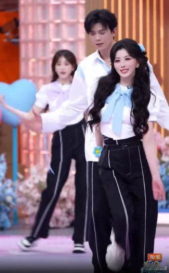 孔雪儿邓凯双人舞整齐度孔雪儿邓凯双人舞整齐度满分！从节奏卡点到动作几乎完美同步，