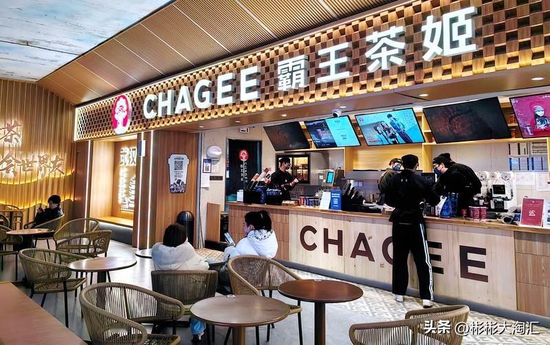 霸王茶姬消费者信任还能恢复吗？挺悬的。
今年1月6日，“霸王茶姬手打”上热搜，视