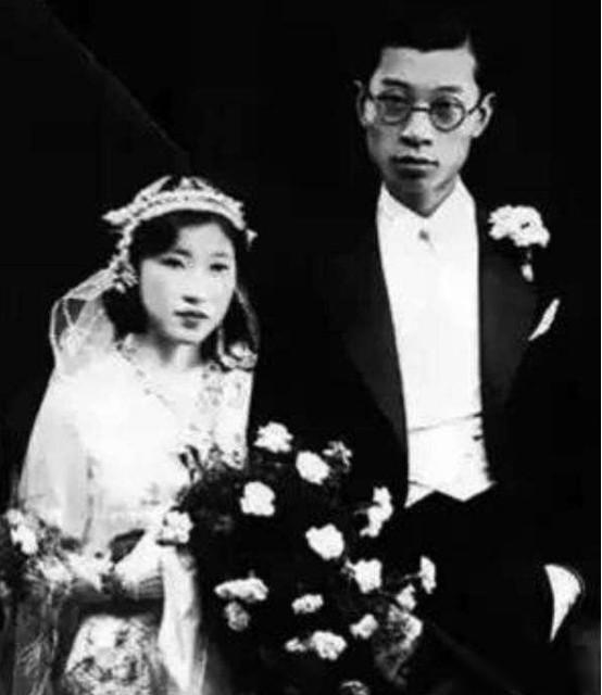 1939年，翻译家傅雷爱上了邻家女孩成家榴。但他已与表妹朱梅馥结婚，并有了两个儿
