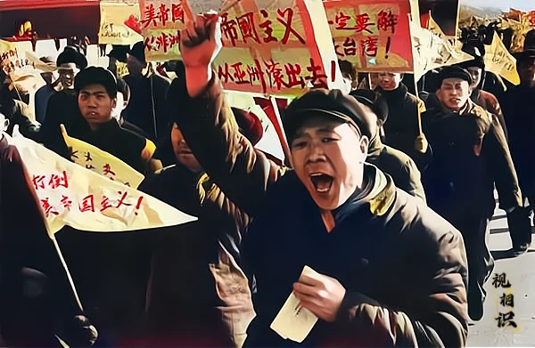 1965年，北京，中国民众抗议美国入侵越南的军事行动。在此之前，美国借...