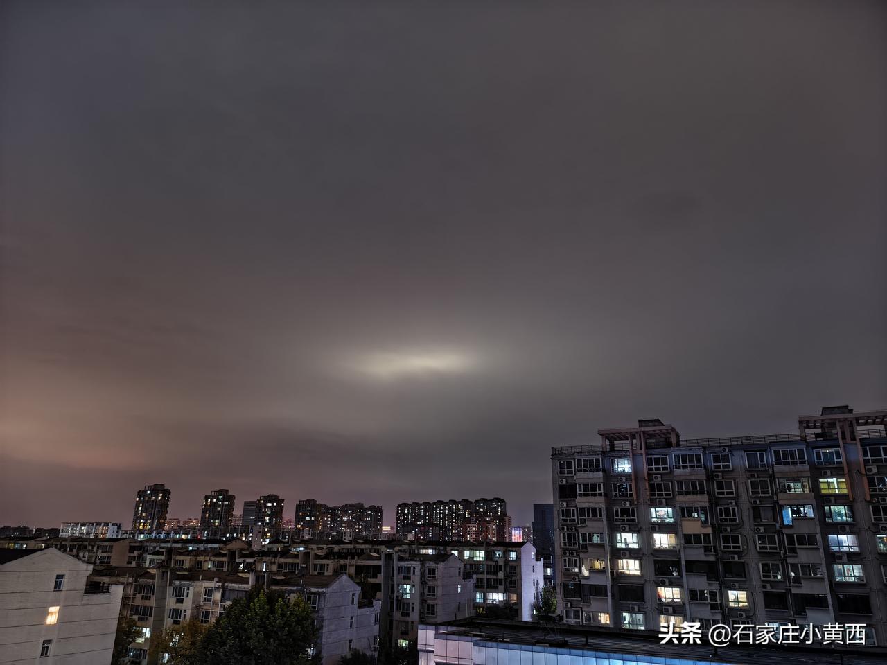 今晚的石家庄，夜空中巨大的光斑是什么？