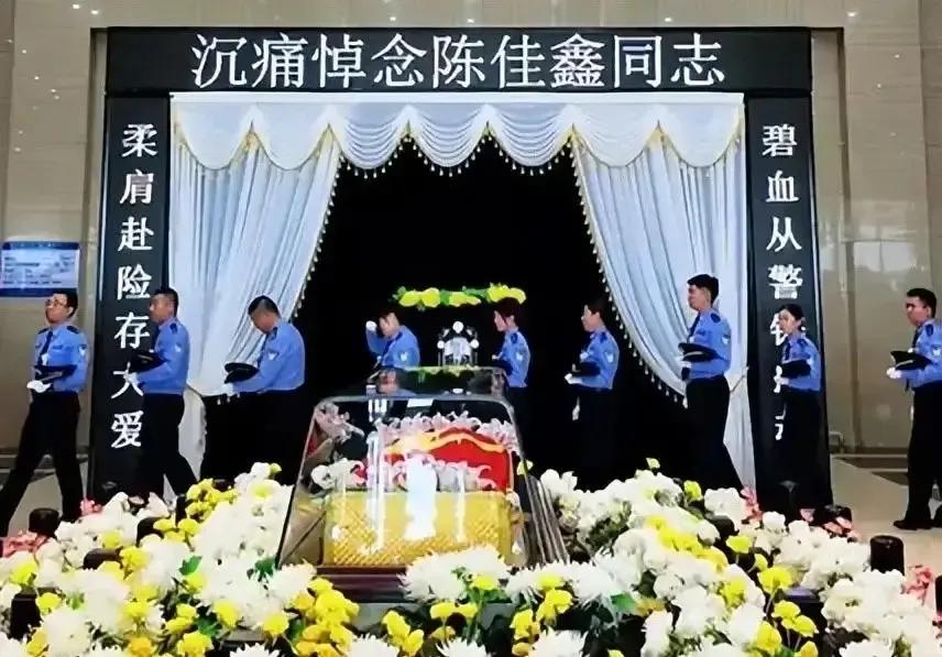 30岁民警纵身一跃，以命换命！哪有什么万全把握，不过是本能选择守护生命
 
看完