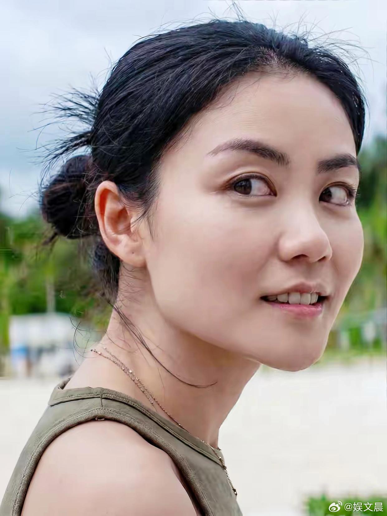 王菲老照片氛围感十足，美得独具韵味。 