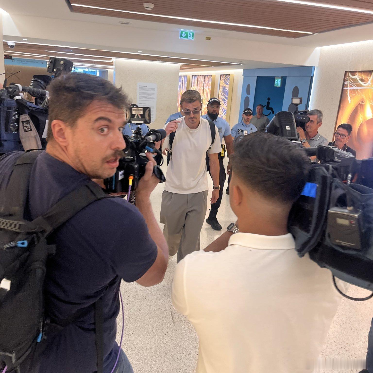 🚨💥若奧·帕利尼亞抵達里斯本機場，以完成轉會至本菲卡🇵🇹 [📸Tom 