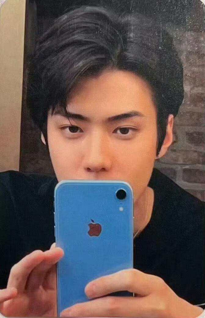 吴世勋挡脸自拍来看看大帅哥吴世勋的挡脸对镜自拍吧🤳很有小勋的style 