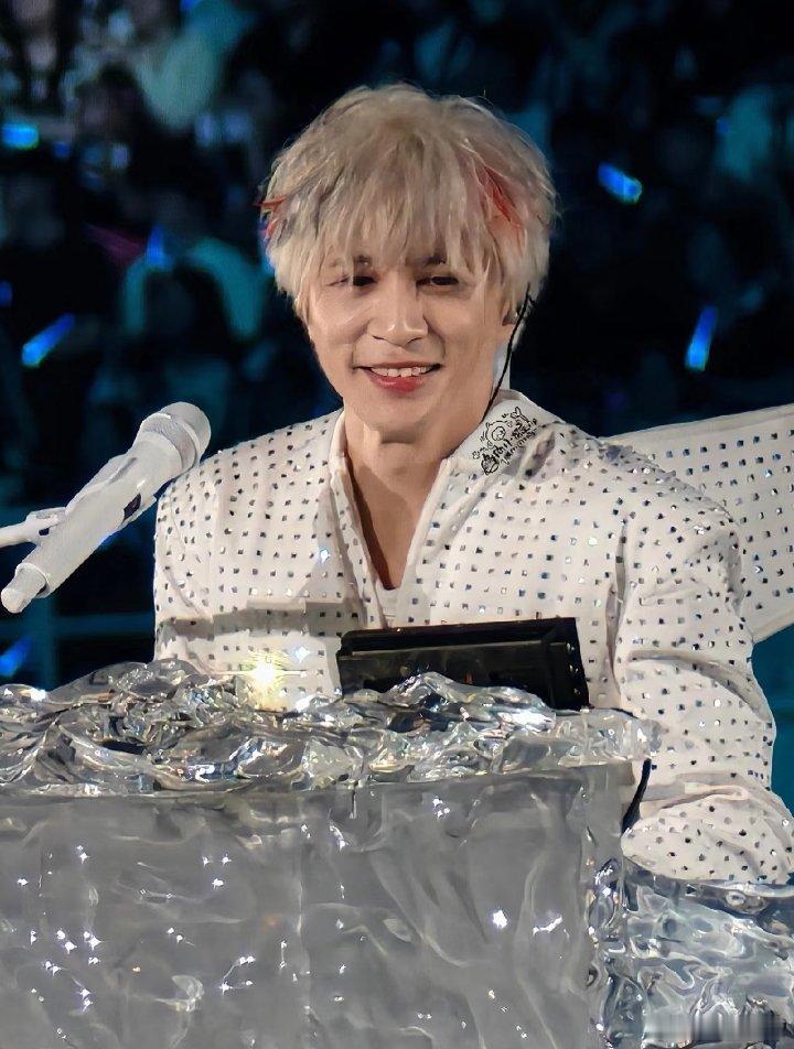 薛之谦满头斑秃和水泡真的破防了…舞台再重要也抵不过身体啊！别硬扛了，健康才是底线