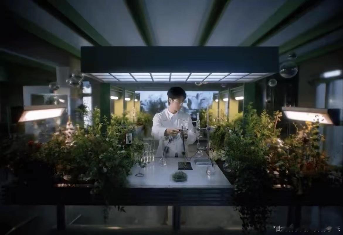 #王一博香气提取师##王一博戴了银丝眼镜#王一博戴了银丝眼镜，帅的太超过了 ​​