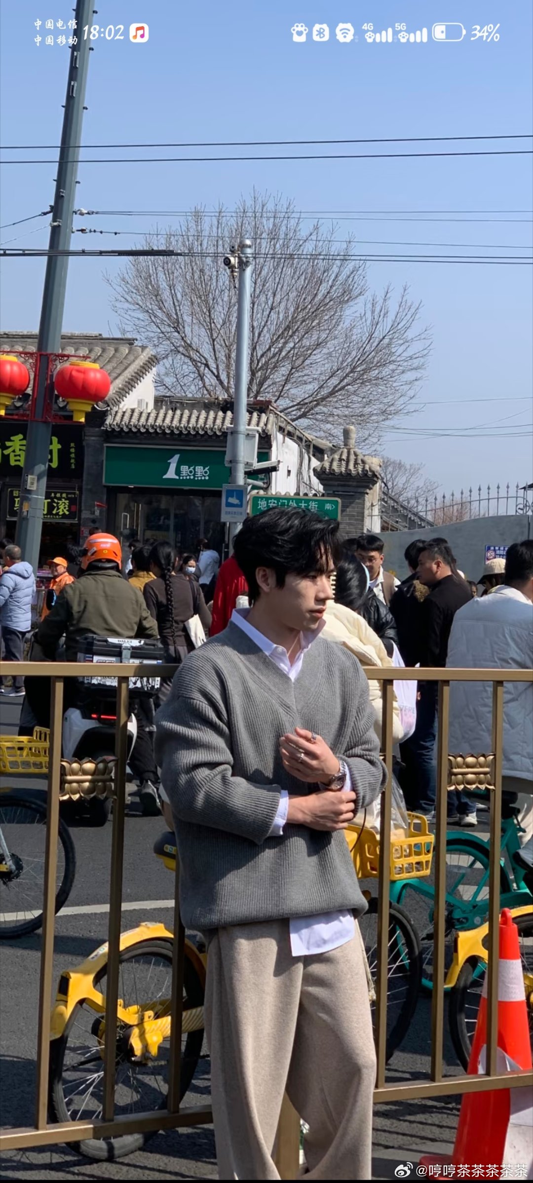 张博恒现身鼓楼拍摄今天不想当妈粉了。。。
