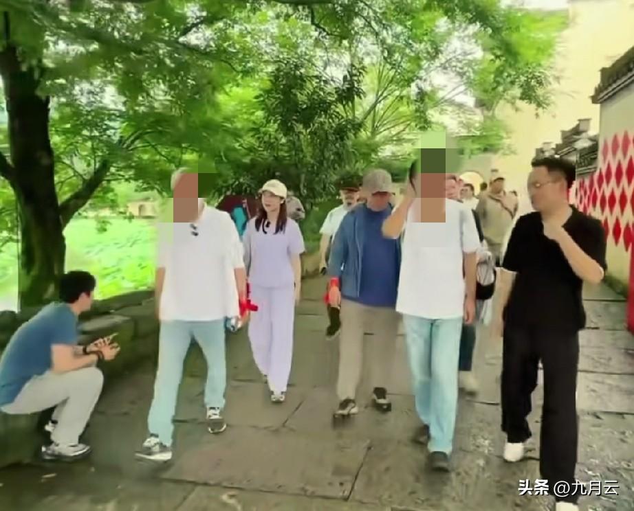 今天抖音把某选的看世界推给了我，出于好奇看了一会儿。
     说几点感受，画面