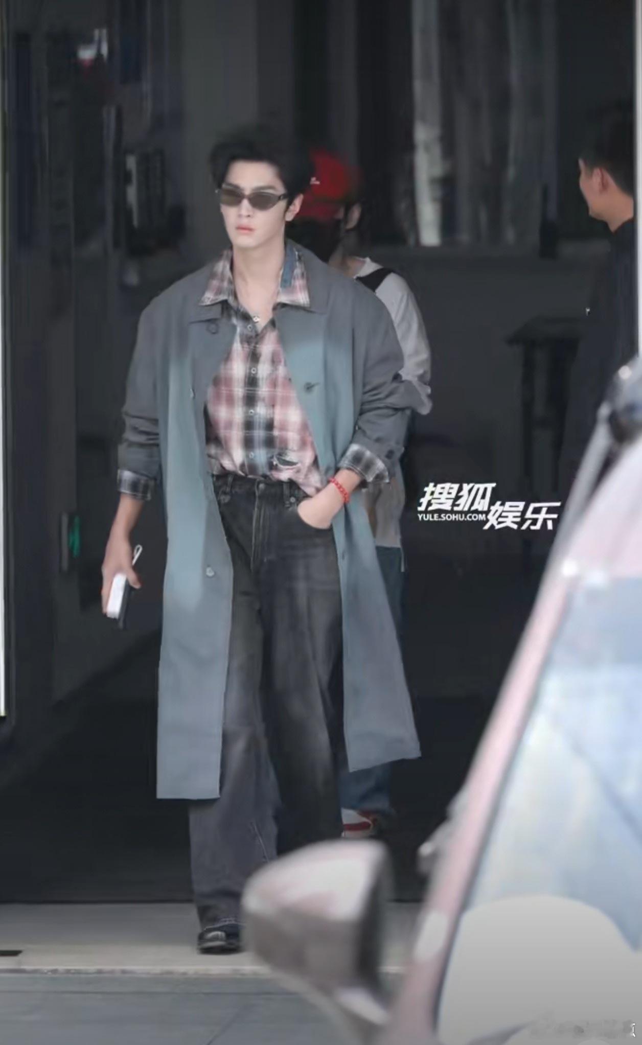 上班路透氛围感拉满，两人走路都在笑，录制肯定超开心！陈哲远张婧仪Hi6上班你好星