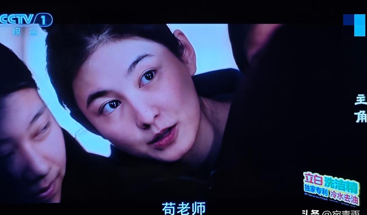 楚嘉禾连台词都没记住，镜头外4个执行导演举着提词板，她照着一字字念，念完这句“可