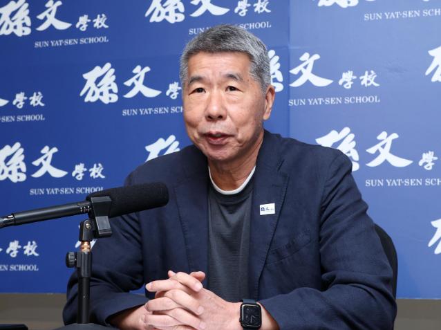 北京香山论坛上，张亚中作为本届唯一获邀登台的台湾学者，走上讲台开口第一句便说：“
