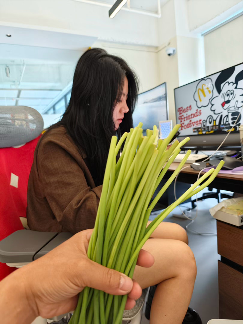 我一个江西表妹，会把蒜苔叫做“蒜苗”我以为都统称为“蒜苔”你们那习惯叫什么名字 