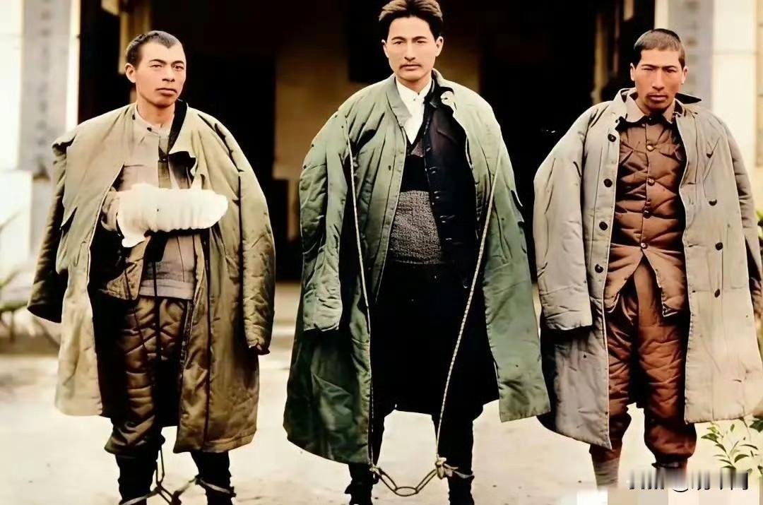 这不是剧照，是一张真实历史照片。刘畴西、方志敏、王如痴，身陷囹圄，直面死亡。镜头