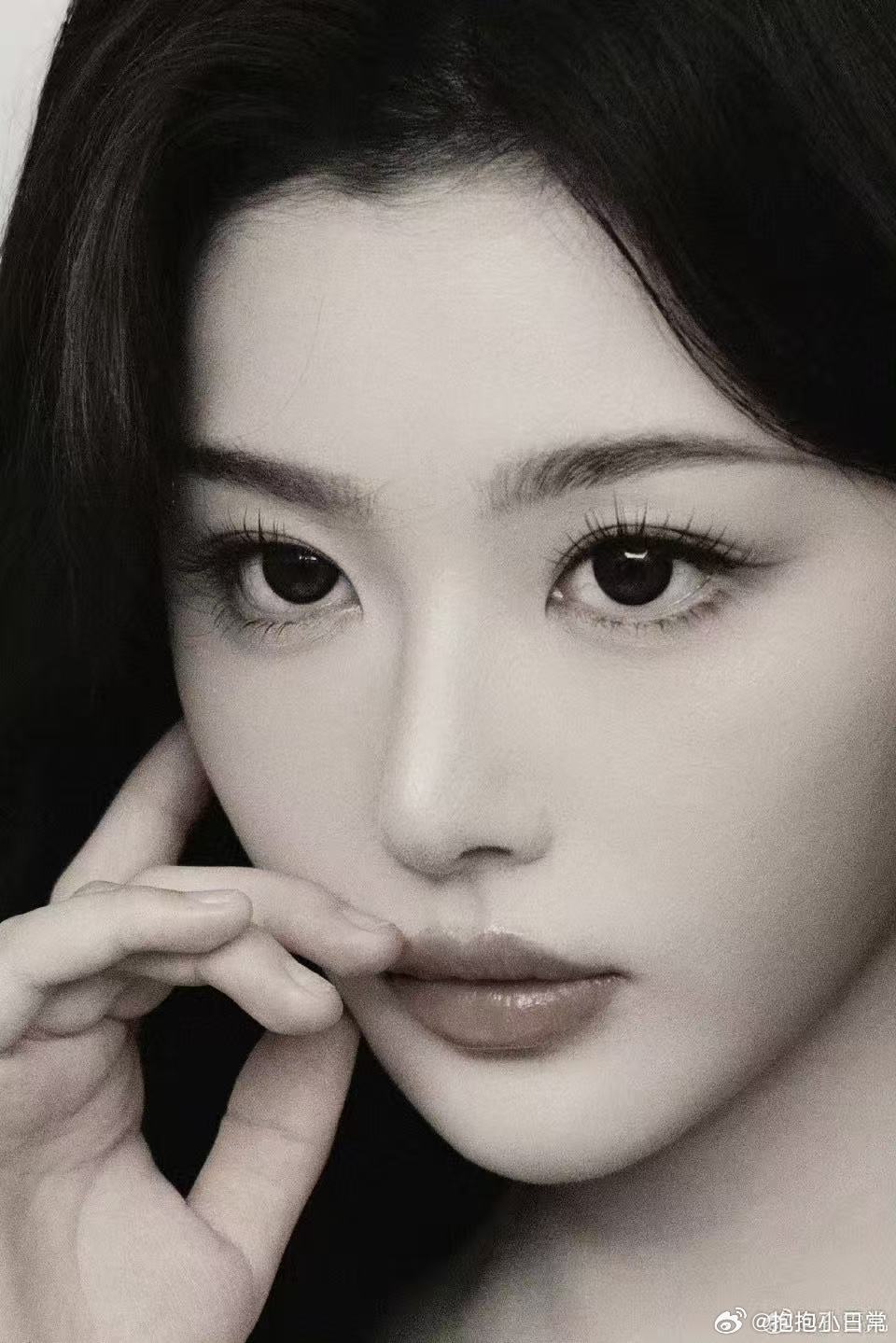 孔雪儿盯镜头孔雪儿熟女感 镜头感这块还得看孔雪儿，简简单单看向镜头就自带故事感，