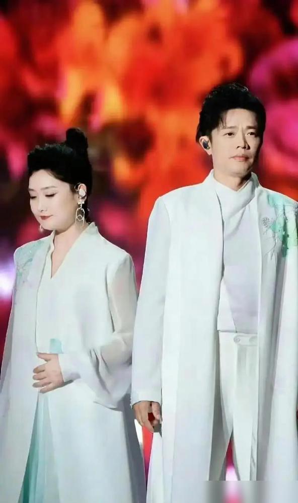 500万砸她脸上让她单飞，她直接拒绝了。
 
唱片公司老板掏出500万，只签玲花